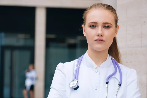 Beyaz Cüppeli Güzel Bir Genç Kızın Portresi Hastanenin Önünde Gülümseyen — Stok fotoğraf