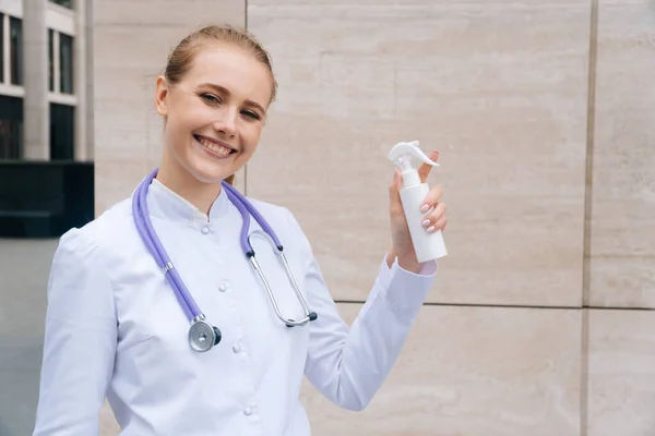 Tıbbi Önlüklü Bir Kız Elinde Bir Şişe Antiseptik Tutuyor Şlem — Stok fotoğraf