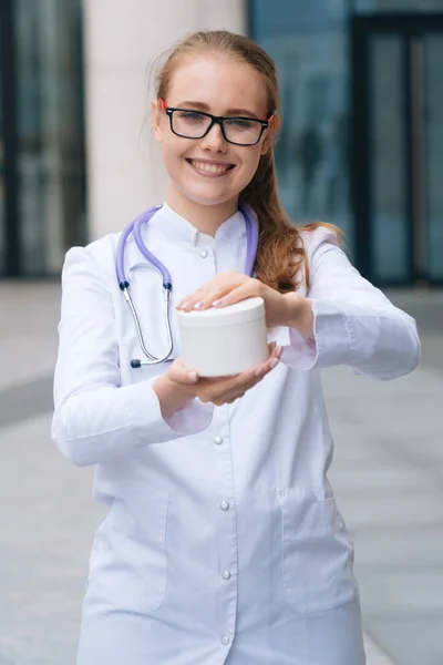 Een Portret Van Een Jonge Dokter Van Een Vrouw Die — Stockfoto