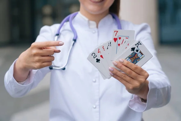 Kağıt Oynayan Genç Bir Doktorun Ellerini Kapatın Bir Tıp Hemşiresine — Stok fotoğraf