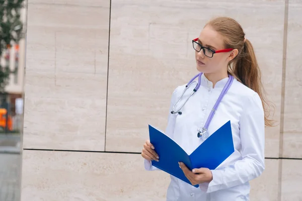 Gözlüklü Zarif Düşünceli Bir Kadın Doktorun Portresi Elinde Belgelerle Dolu — Stok fotoğraf