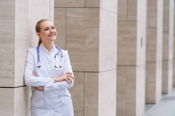 Jonge Mooie Vrouw Arts Een Witte Jas Met Een Stethoscoop — Stockfoto