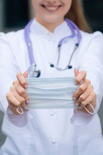 Een Close Van Handen Van Dokter Houdt Een Medisch Masker — Stockfoto