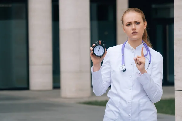 Droevige Dokter Houdt Wekker Zijn Hand Verpleegster Wijst Tijd Concept — Stockfoto