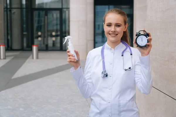 Een Meisje Een Medisch Gewaad Houdt Een Fles Spray Vast — Stockfoto