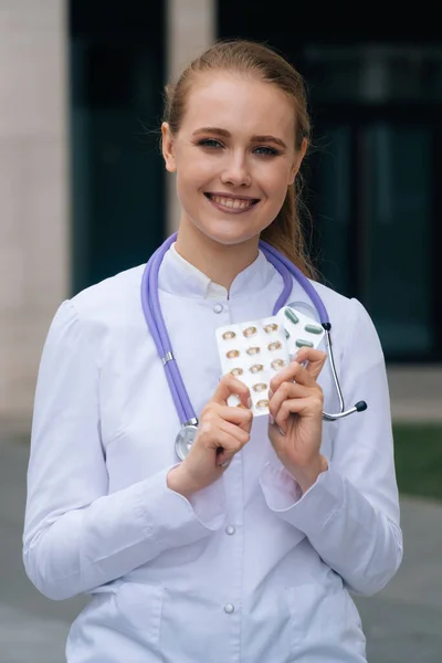 Vriendin Van Jonge Dokter Heeft Pillen Haar Handen Verpleegkundige Laat — Stockfoto