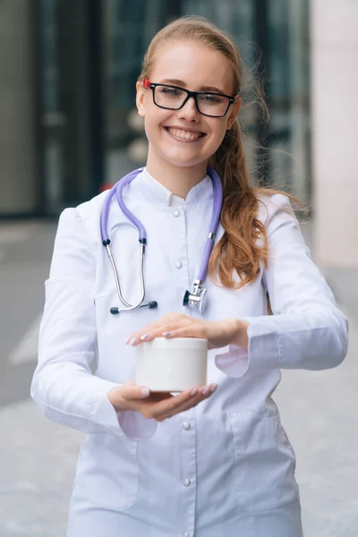 Een Portret Van Een Jonge Dokter Van Een Vrouw Die — Stockfoto