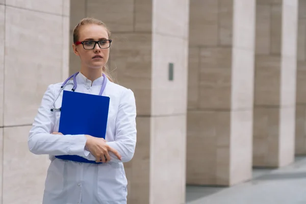 Genç Bir Doktor Elinde Tıbbi Kliniğin Geçmişiyle Ilgili Belgeler Olan — Stok fotoğraf