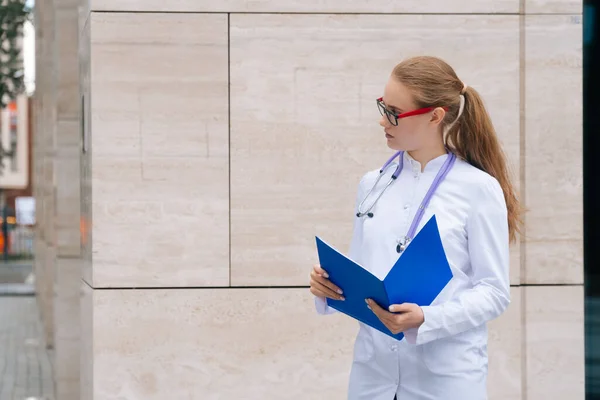 Gözlüklü Zarif Düşünceli Bir Kadın Doktorun Portresi Elinde Belgelerle Dolu — Stok fotoğraf