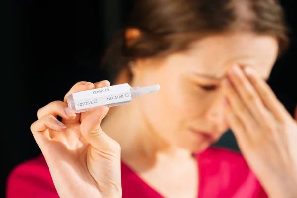 Fotografía Conceptual Pruebas Para Coronavirus Mano Hay Tubo Ensayo Con —  Fotos de Stock