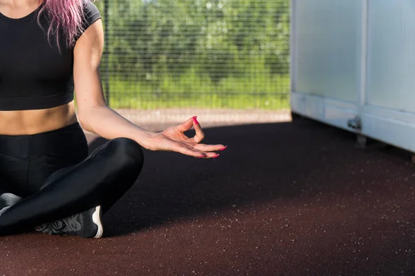 Close Handen Maken Een Namaste Tijdens Yoga Jong Meisje Zit — Stockfoto