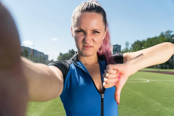 Vtipná Mladá Dívka Vezme Selfie Mobil Sportovec Leží Podložce Jógy — Stock fotografie