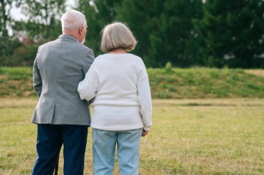 Yaşlı emekli adam ve kadın temiz havada yürüyorlar. Hastalık önleme kavramı. Yaşlı evli çift