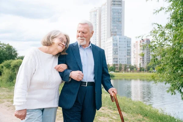 Casal Idoso Pensativo Com Uma Cana Elegante Caminha Parque Livre — Fotografia de Stock