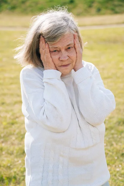 Портрет Удивленной Седой Стильной Взрослой Европейской Бабушки Фоне Природы Парке — стоковое фото