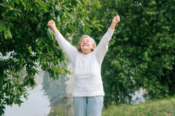 Πορτραίτο Μιας Χαρούμενης Ηλικιωμένης Γυναίκας Ένα Πάρκο Στον Καθαρό Αέρα Royalty Free Εικόνες Αρχείου
