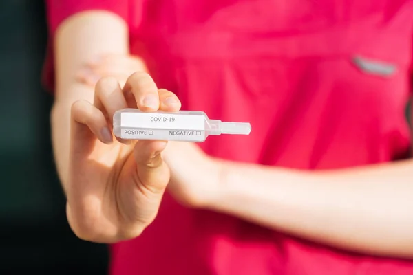 Koronavirüs Testi Elinde Hastanın Numunesinin Olduğu Bir Test Tüpü Var — Stok fotoğraf