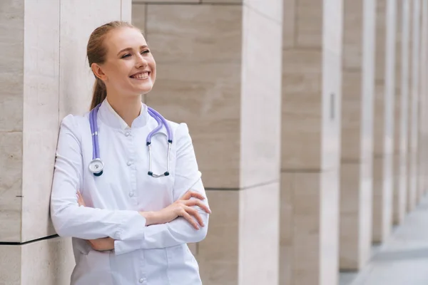 Steteskoplu Beyaz Önlüklü Güzel Bir Kadın Doktor Avrupalı Gülümseyen Doktor — Stok fotoğraf