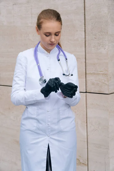 Tıbbi Eldiven Takan Bir Kadın Doktorun Portresi Sırasında Doktor Hijyen — Stok fotoğraf