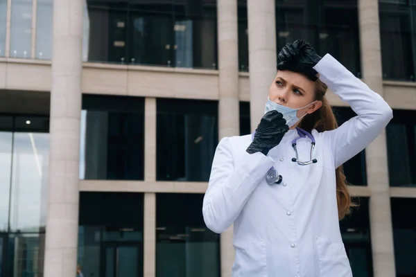 Vermoeide Jonge Meisjes Dokter Doet Een Medisch Masker Het Concept — Stockfoto