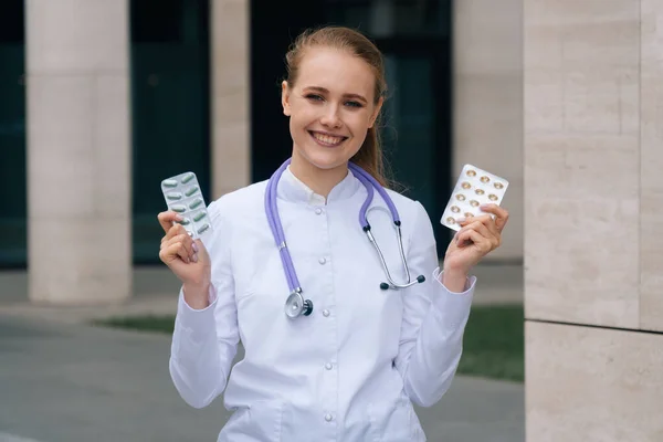 Genç Doktorun Kız Arkadaşı Elinde Haplar Tutuyor Hemşire Ilaçları Hastaya — Stok fotoğraf
