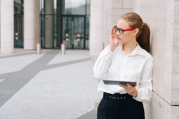 Porträt Einer Elegant Grübelnden Geschäftsfrau Mit Brille Stilvolle Frau Mit Stockfoto