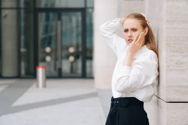 Porträt Einer Jungen Überraschten Frau Einem Eleganten Schwarz Weißen Businessanzug lizenzfreie Stockfotos