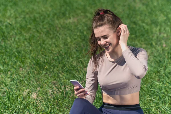 Jong Met Een Mooie Glimlach Meisje Zit Het Gras Kijkt — Stockfoto