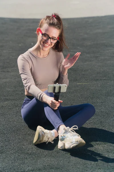 Elegante Chica Joven Hablando Teléfono Inteligente Tomando Una Selfie Mantiene — Foto de Stock