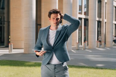 Adam elini avucunun içine almış, şaşırmış apartman uzmanı inşaat konsepti, şok mühendisi.