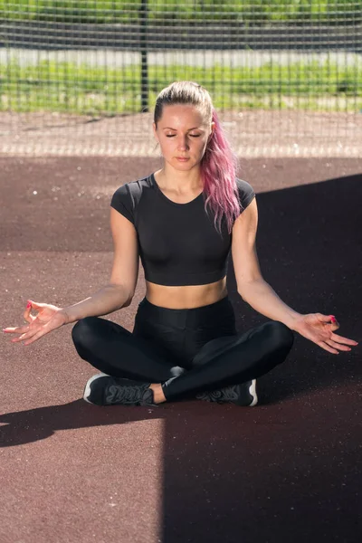 Een Jong Blank Meisje Beoefent Yoga Meditatie Buiten Het Park — Stockfoto