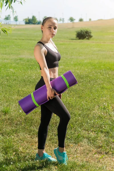Portret Van Een Sportief Stijlvol Jong Meisje Met Een Yogamat — Stockfoto