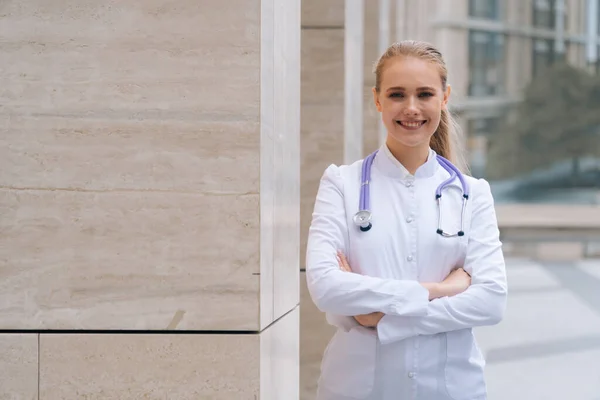 Portret van een mooi jong meisje in een wit gewaad. close-up van vrouwen gelukkig glimlachende artsen gezicht — Stockfoto