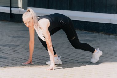 Spor giyim sektöründe şık bir genç kız düşük bir başlangıç yapıyor, sabahları hava açık hava ile gökdelenlerin arasında koşuyor kilo vermek için. Yaz günbatımı spor konsepti, kilo verme sporları