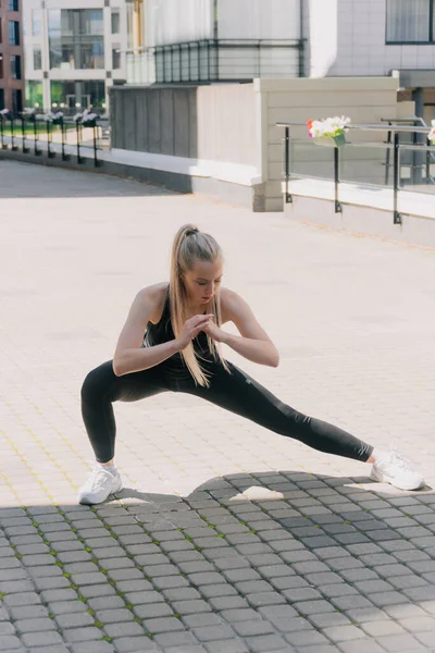 Egy Lány Sportruházatban Szabadtéri Tüdőben Edzi Gluteális Izmokat Fogyásra Jóga — Stock Fotó