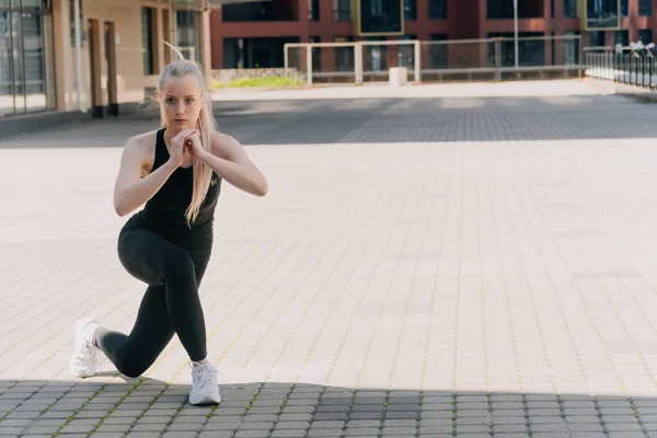 Een Meisje Sportkleding Open Lucht Lunges Traint Bilspieren Voor Gewichtsverlies — Stockfoto