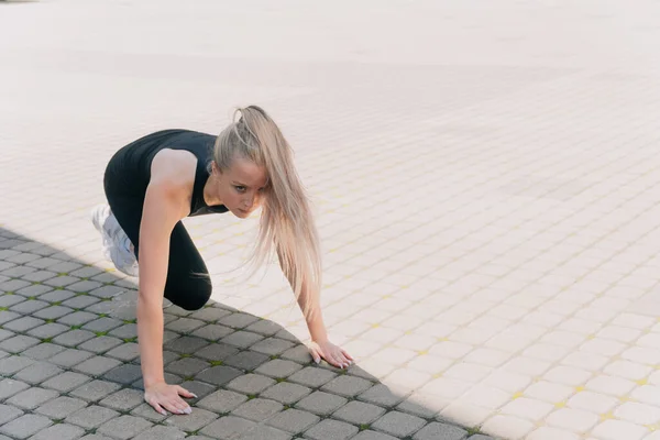 Het Meisje Traint Borstspieren Fitness Trainer Toont Krachttraining Zomer Buiten — Stockfoto