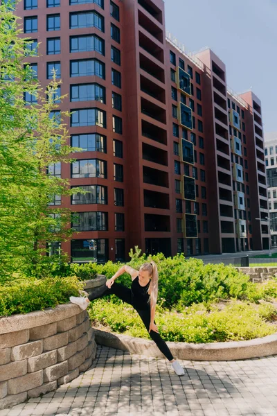 Girl Sportswear Outdoors Makes Stretching Thigh Yoga Warm Strength Training — Stock Photo, Image