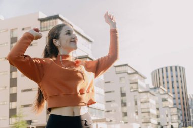 Genç şık kız kulaklıkla ses kaydını dinliyor. Eğitim sırasında çevrimiçi eğitim kavramı.