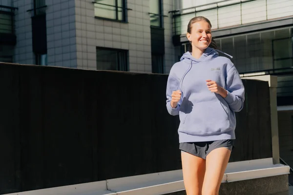 Ein Stylisches Junges Mädchen Sportkleidung Rennt Der Frischen Luft Zwischen — Stockfoto