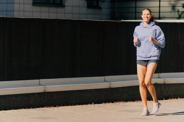 Een Stijlvol Jong Meisje Sportkleding Loopt Tussen Wolkenkrabbers Frisse Lucht — Stockfoto