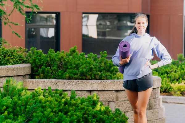 Menina Sportswear Livre Faz Alongamento Coxa Yoga Aquecimento Após Treinamento — Fotografia de Stock