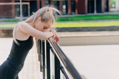 Yoga egzersizinden sonra sportif yorgun genç kız. Güç eğitiminden sonra zayıflık kavramı