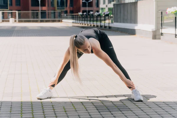 Uma Menina Sportswear Livre Faz Curvas Para Frente Para Alongamento — Fotografia de Stock