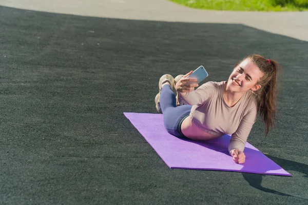 Het Meisje Het Tapijt Doet Straattraining Oefeningen Bar Staan Push — Stockfoto