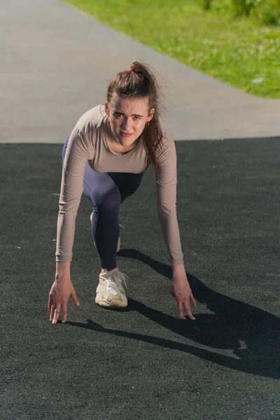 Kaukasisch Sportmeisje Zit Aan Start Voor Race Fitness Coach Bereid — Stockfoto