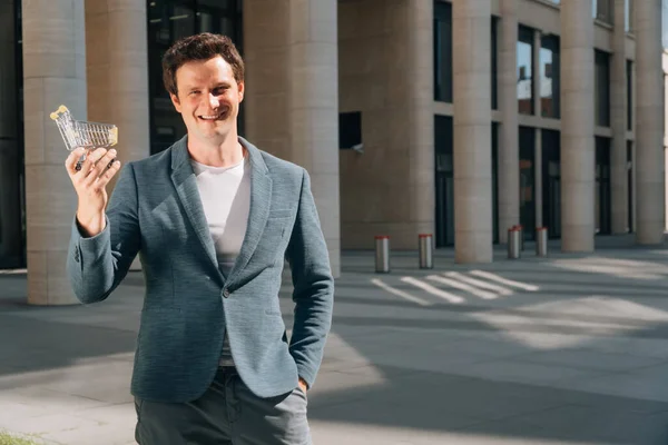 Hombre Alegre Con Traje Caro Elegante Sostiene Una Mini Cesta — Foto de Stock