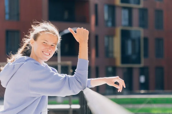 Retrato Una Joven Con Estilo Uniforme Deportivo Parque Concepto Entrenador — Foto de Stock