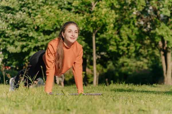 Das Mädchen Trainiert Die Brustmuskulatur Fitnesstrainerin Zeigt Kraftübungen Sommer Freien Stockbild