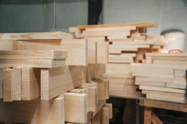 Yakın plan bir marangozhanede kereste işi. Ahşap kapılar yapma kavramı